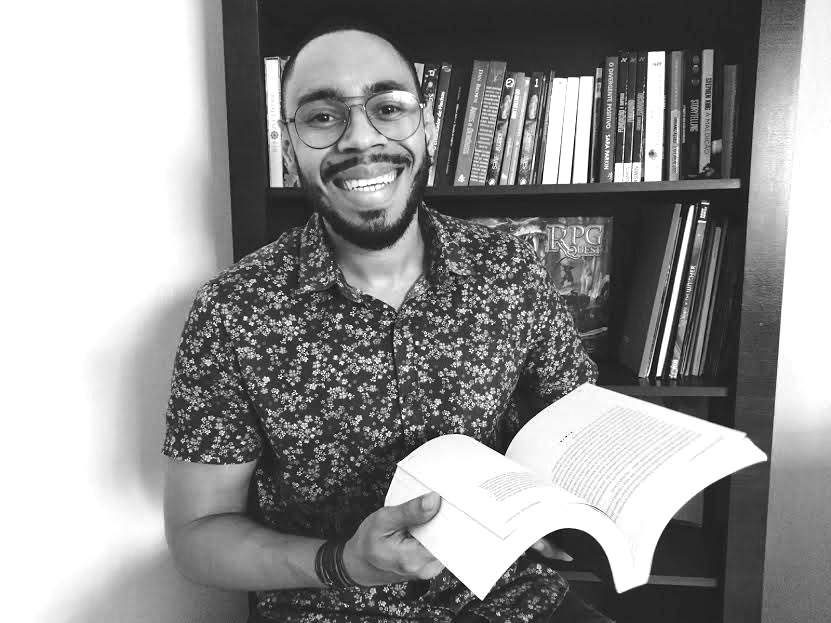 Head shot of Ale Santos