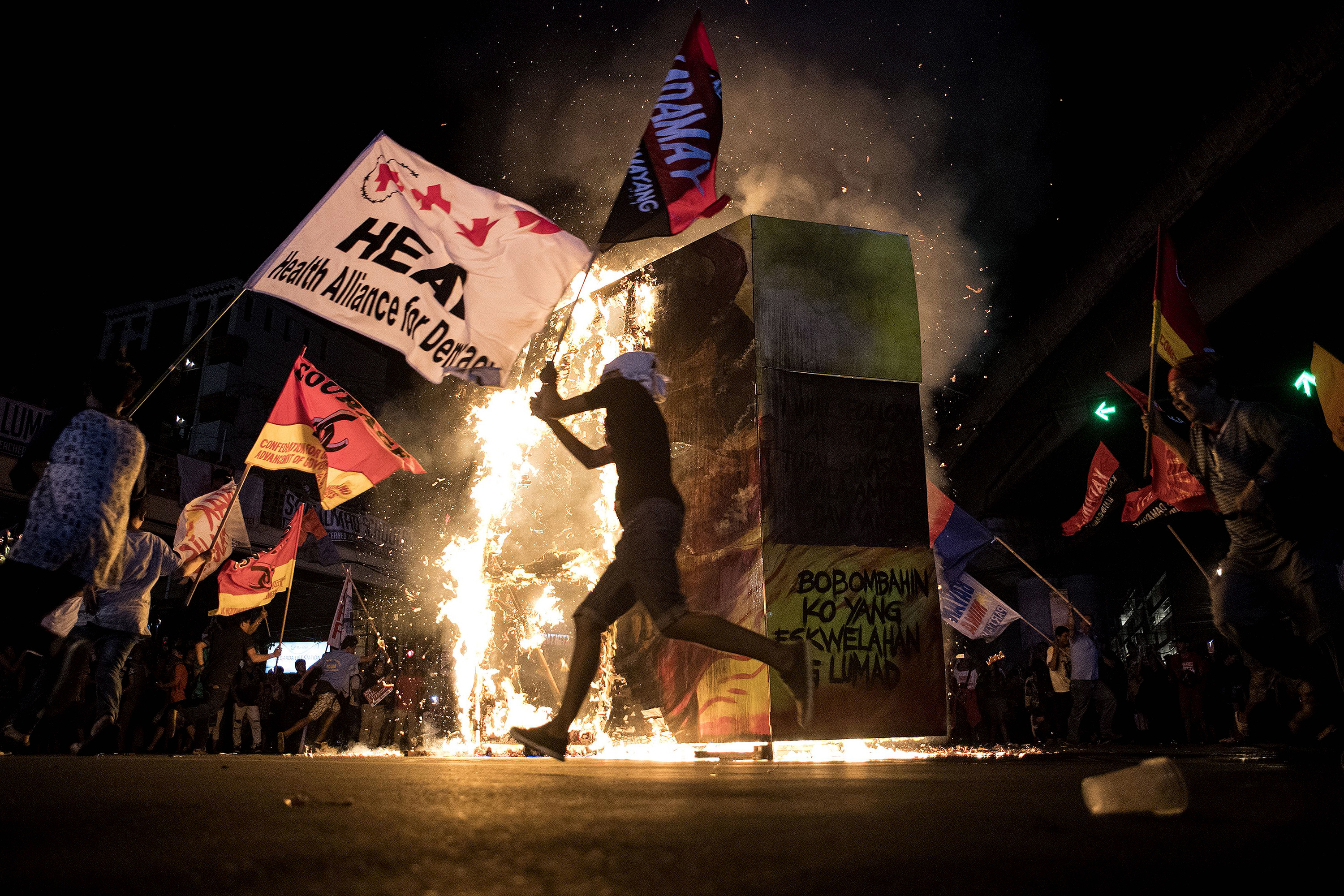 TOPSHOT - Activists burn an effigy of Philippine President Rodrigo Duterte during a protest in Manila on December 10, 2017, as they commemorate the International Human Rights Day.  Philippine President Rodrigo Duterte on December 5 told human rights groups criticising his deadly anti-drug war to "go to hell" after ordering police back to the frontlines of the crackdown. / AFP PHOTO / NOEL CELIS        (Photo credit should read NOEL CELIS/AFP/Getty Images)