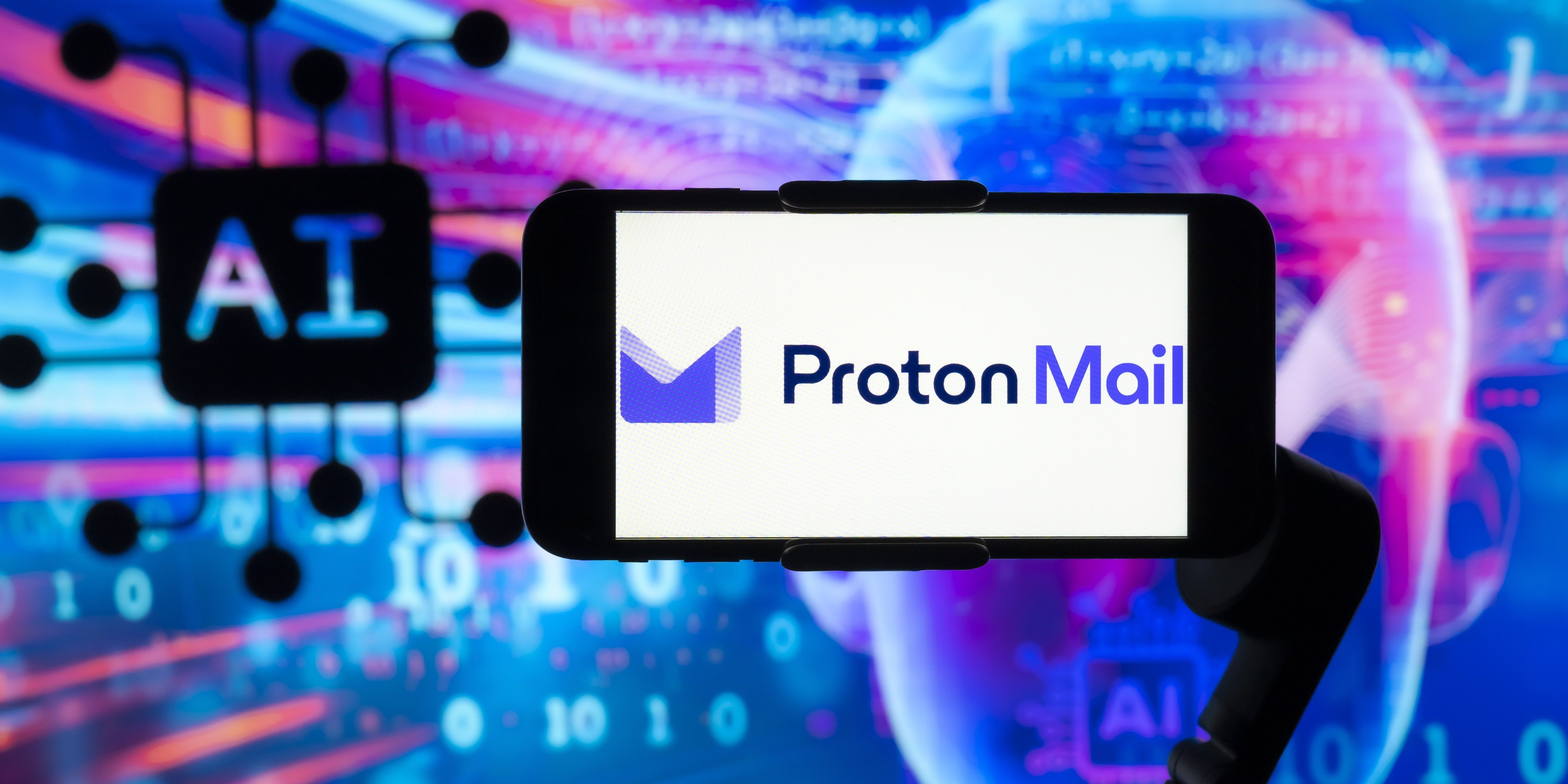 На этой фотоиллюстрации 2023 года логотип Proton Mail отображается на экране мобильного телефона, а на заднем плане — надпись AI.
