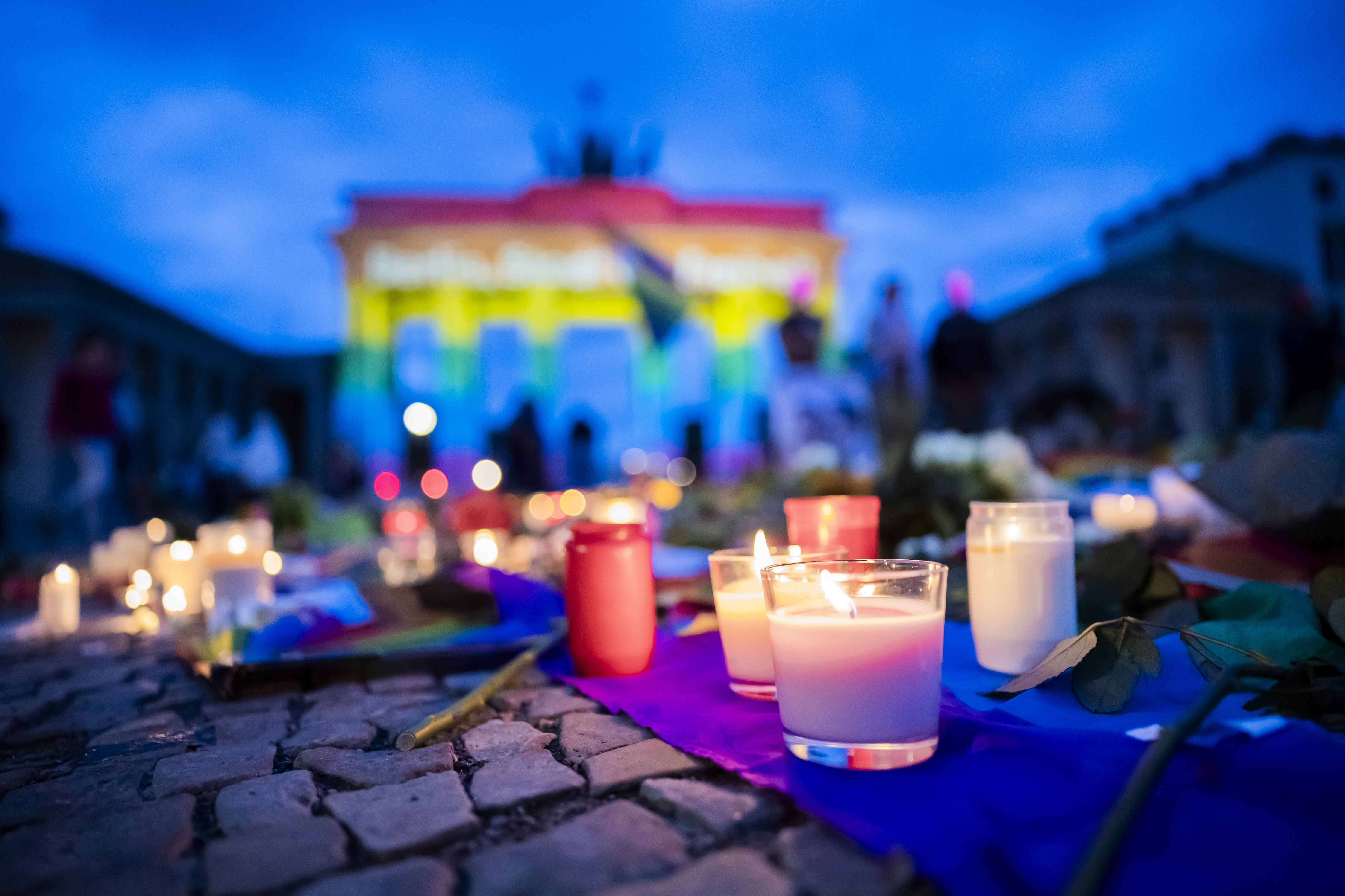 Die Rechte versucht, aus dem Angriff auf den Gay-Pride in Berlin Kapital zu schlagen, auch wenn dieser eine eigene existenzielle Bedrohung für das Leben queerer Menschen darstellt Die Rechte versucht, aus dem Angriff auf den Gay-Pride in Berlin Kapital zu schlagen, auch wenn dieser eine eigene existenzielle Bedrohung für das Leben queerer Menschen darstellt