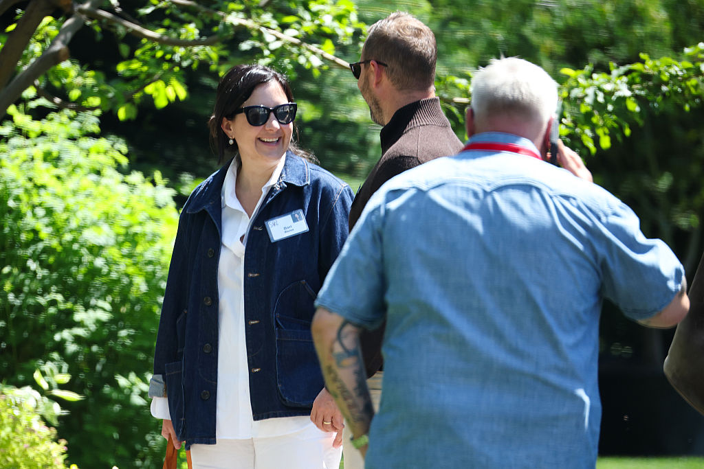 SUN VALLEY, IDAHO - JULY 08: Editor-in-chief of CBS News Bari Weiss (L) attends the Allen & Company Sun Valley Conference at the Sun Valley Lodge on July 8, 2026 in Sun Valley, Idaho. Every year, some of the world's wealthiest and most powerful figures from the media, finance, technology, and political spheres converge at the Sun Valley Resort for the exclusive week-long conference hosted by boutique investment bank Allen & Co. (Photo by Kevin Dietsch/Getty Images)